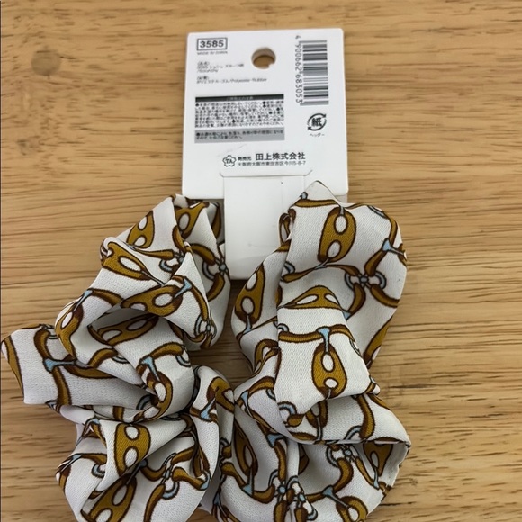 White and Gold Chain Pattern Scrunchie - Picture 2 of 2